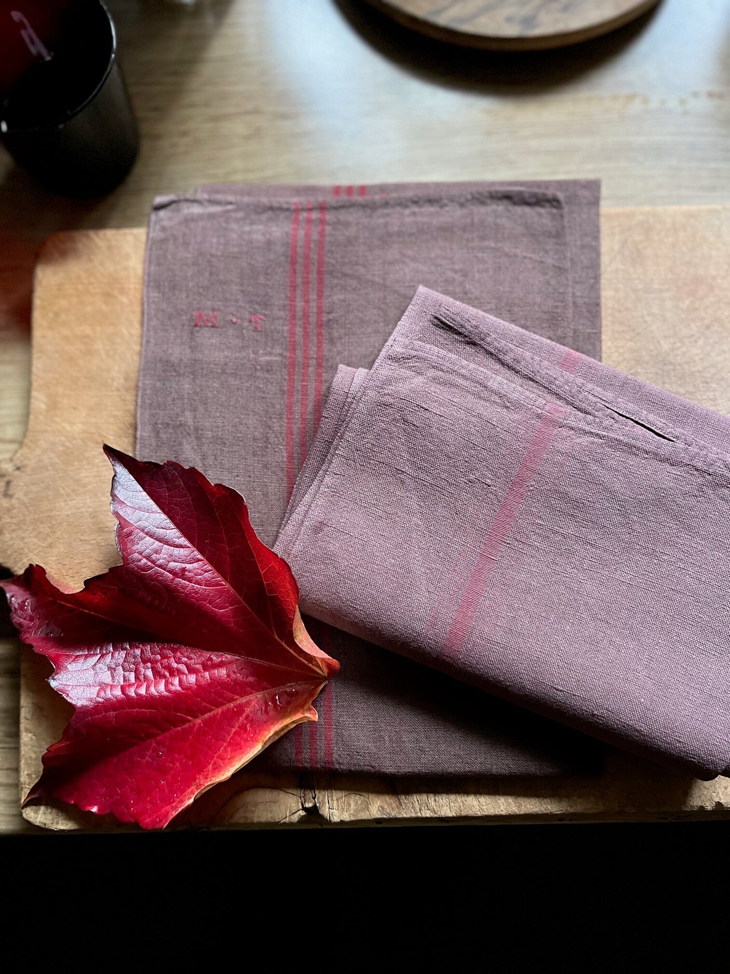 Détail des broderies et tissage de torchons anciens teints à la main