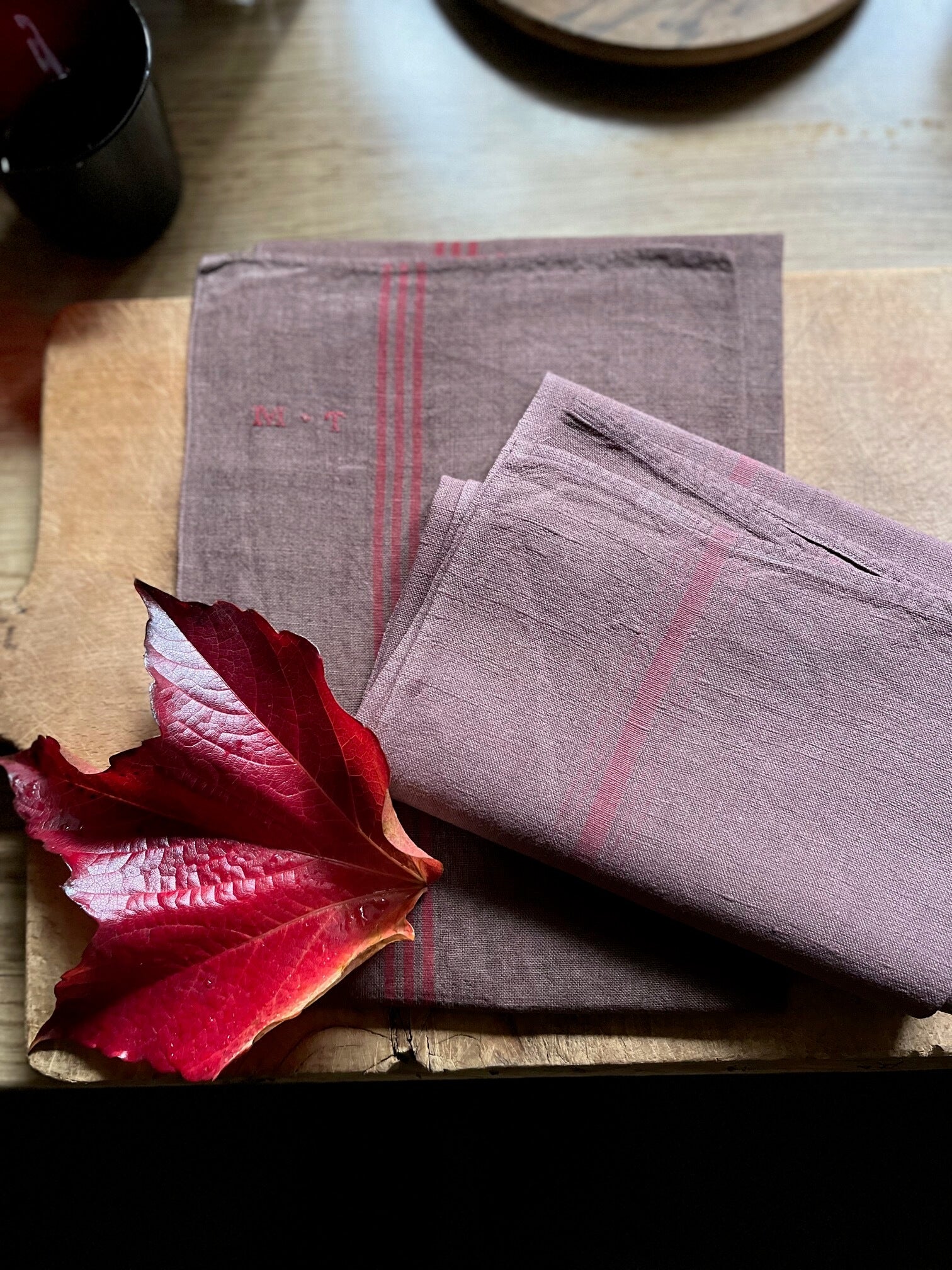 Détail des broderies et tissage de torchons anciens teints à la main