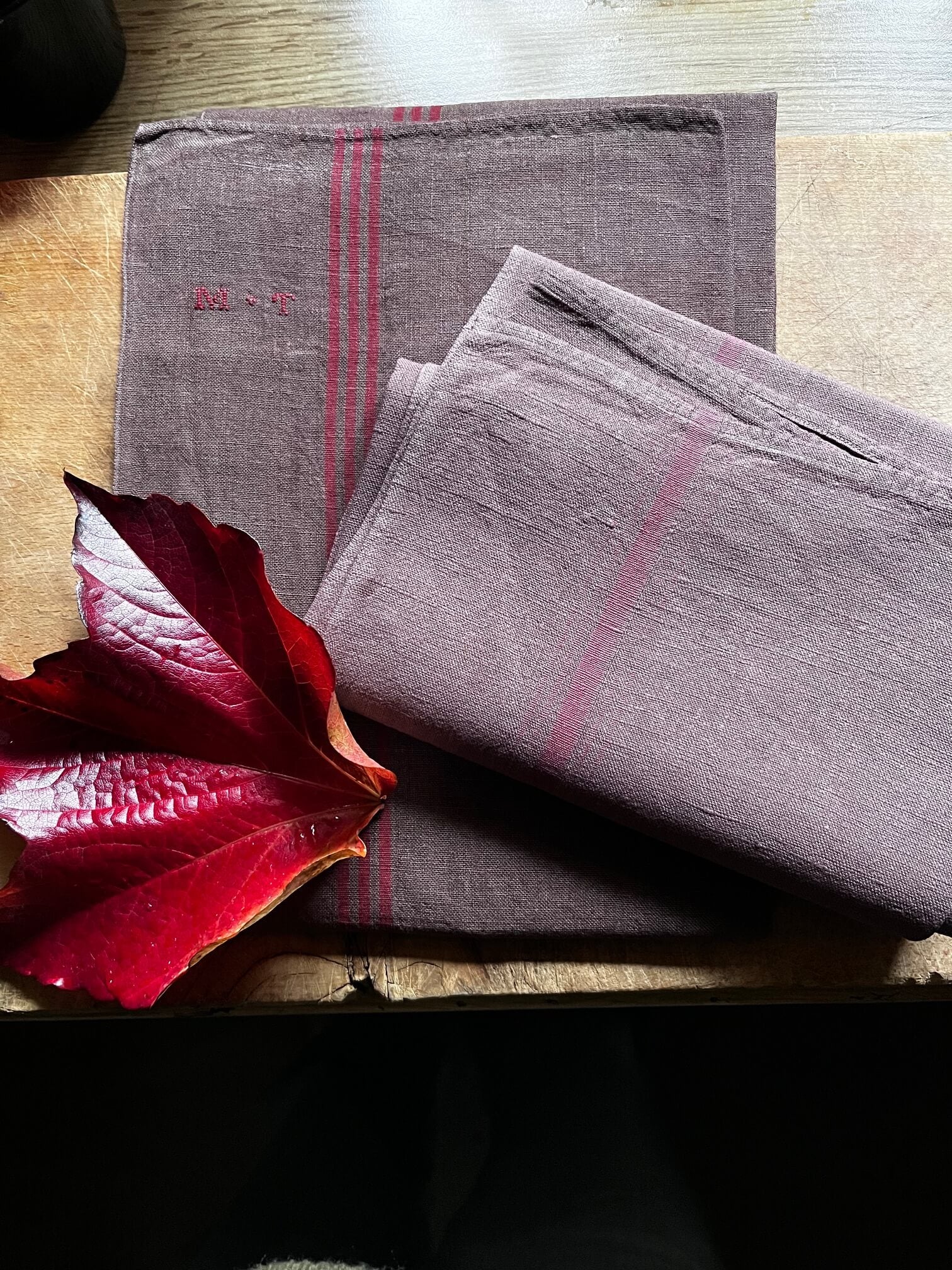 Lot de 2 torchons anciens teints en chocolat, linge de cuisine vintage fait main