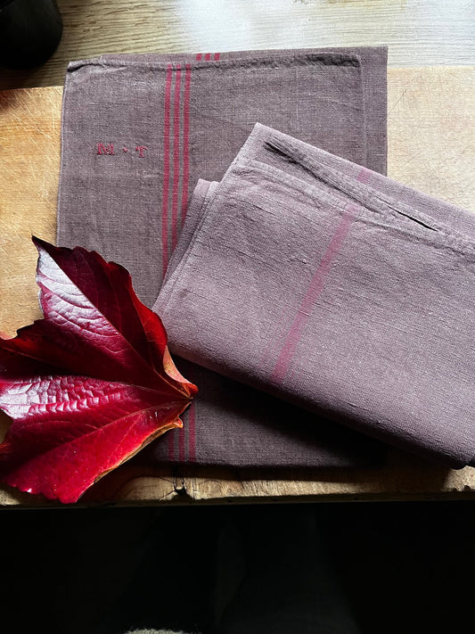 Lot de 2 torchons anciens teints en chocolat, linge de cuisine vintage fait main