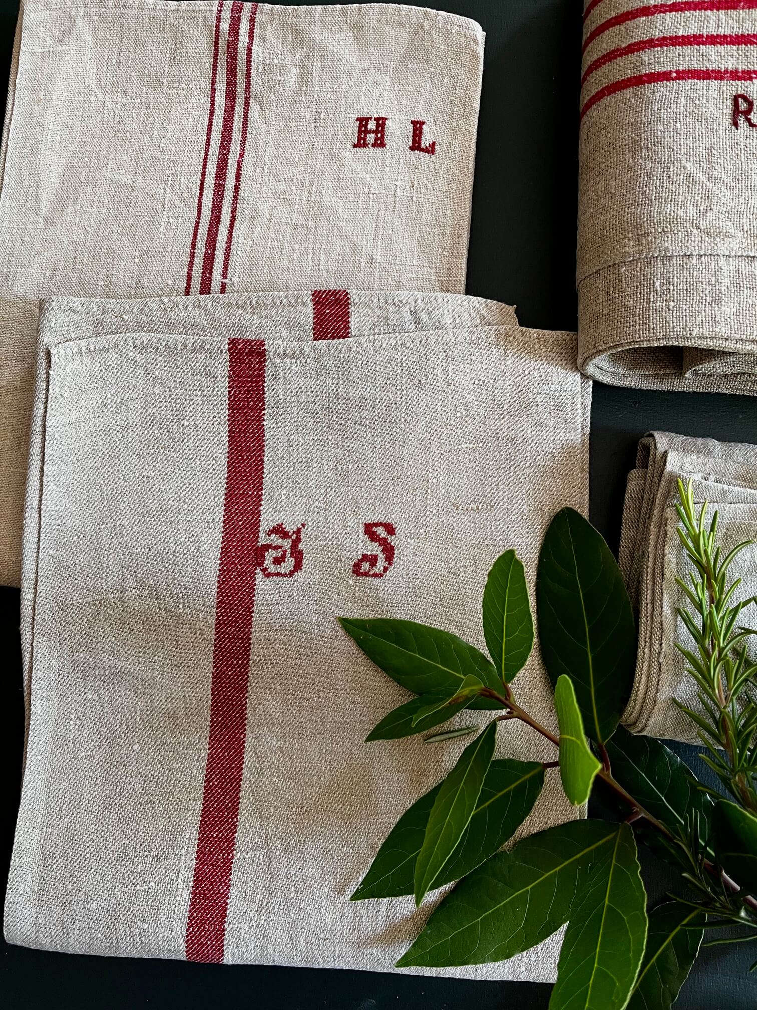 Torchons anciens teints à la main – déco cuisine rétro