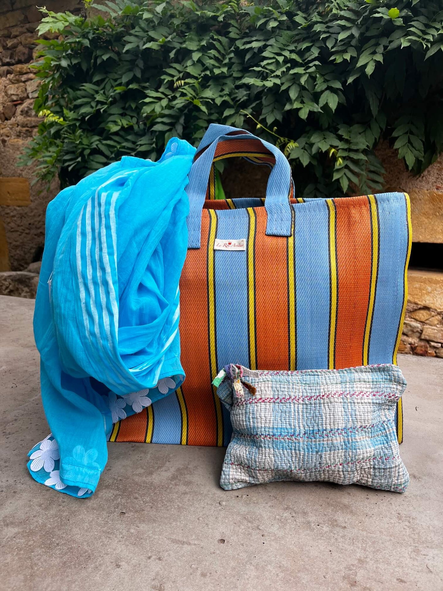 Trio Ciel d'Été composé d'un cabas artisanal bleu et terracotta, d'une étole turquoise et d'une pochette kantha – Le Roi Arthur Boutique
