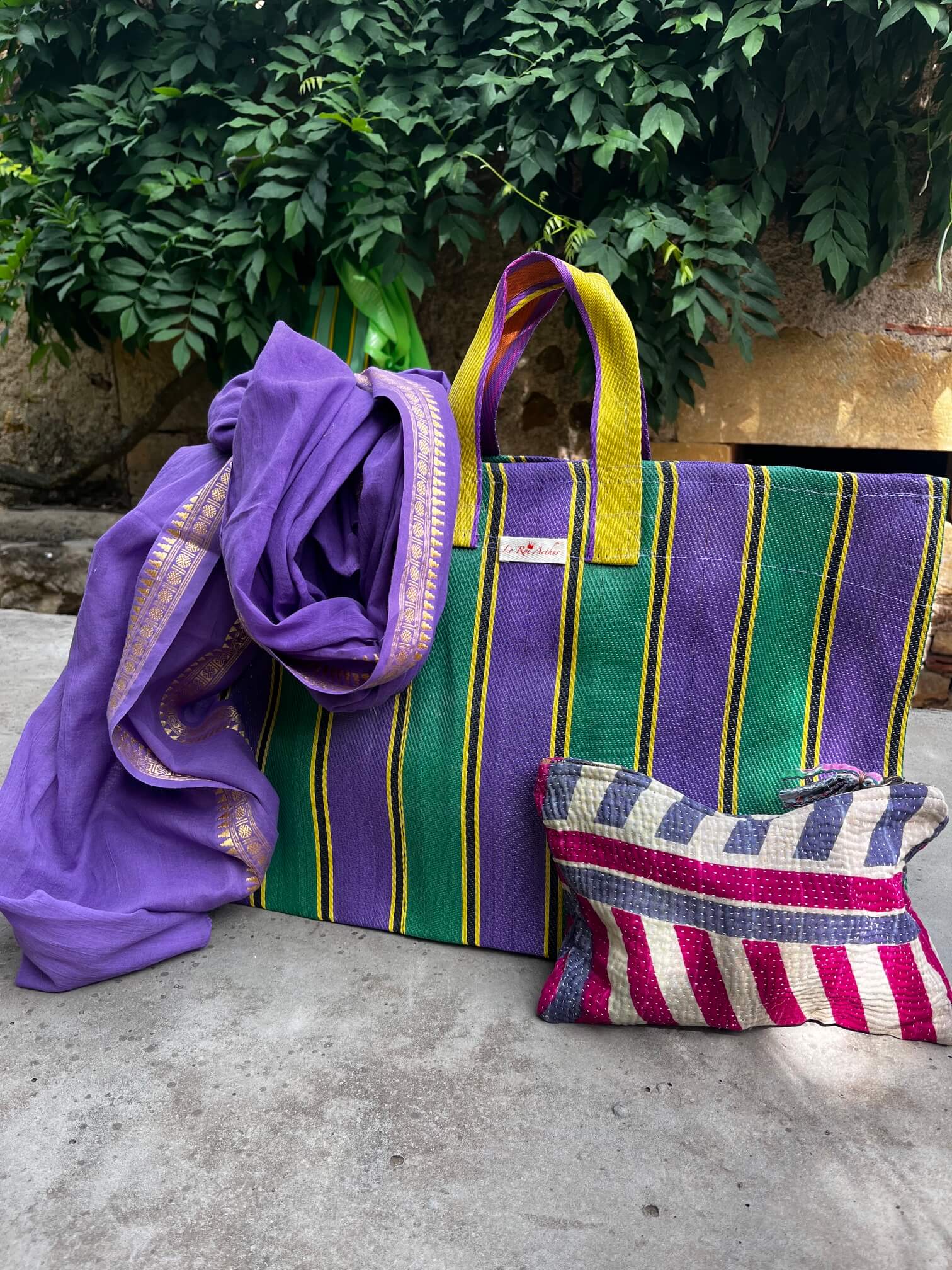 Trio Jardin Secret composé d'un cabas artisanal vert et violet, d'une étole violette et d'une pochette kantha colorée – Le Roi Arthur Boutique
