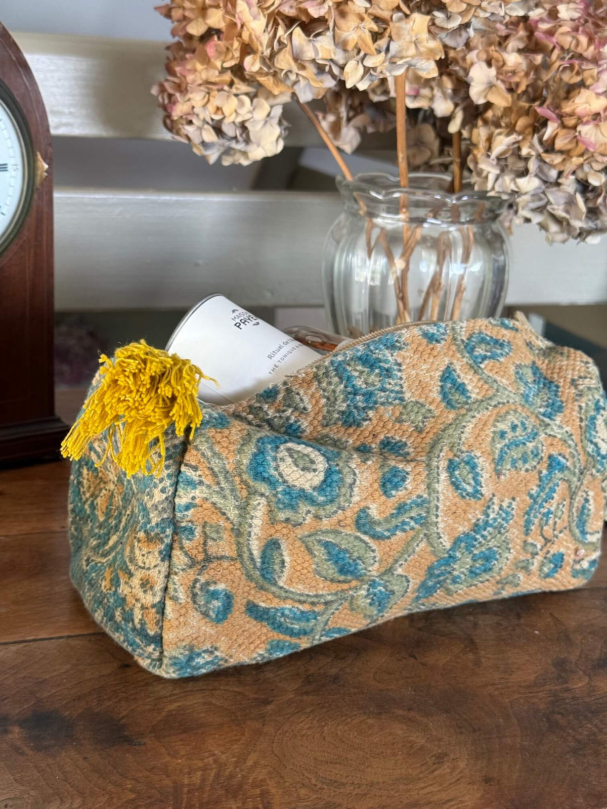Trousse Adèle en coton fleuri bleu et terracotta avec produits de toilette