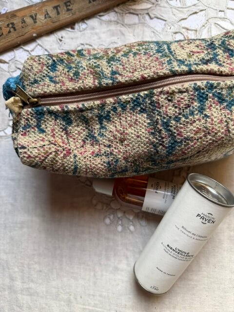 Trousse de toilette femme Constance en coton bleu poudré à motifs floraux d’inspiration indienne