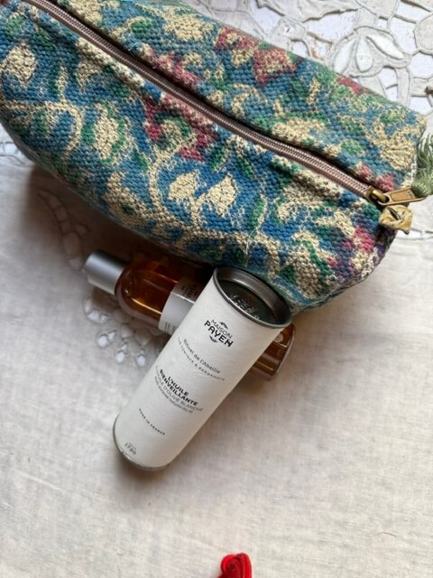 Trousse de toilette Constance en coton esprit tapisserie bleu et vert à motifs floraux