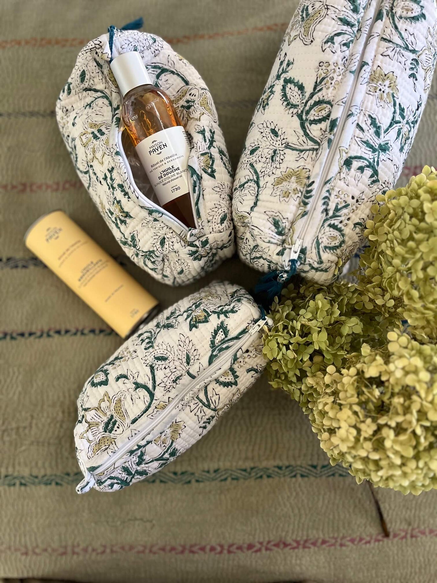Trousse de toilette fleurie blanche en coton – design élégant et pratique pour voyage et salle de bain