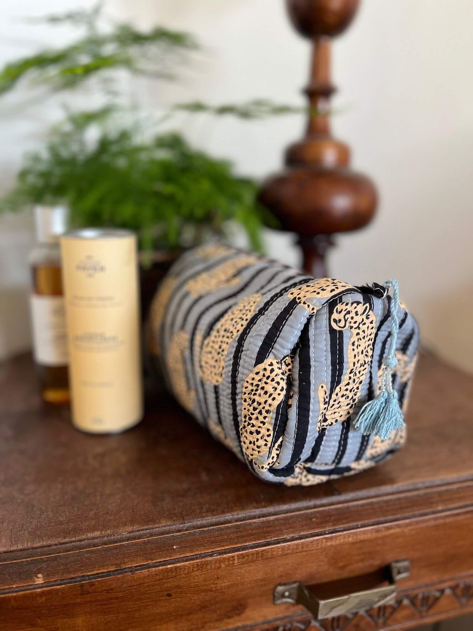 Trousse Jungle Bleue M en utilisation pour maquillage et voyage