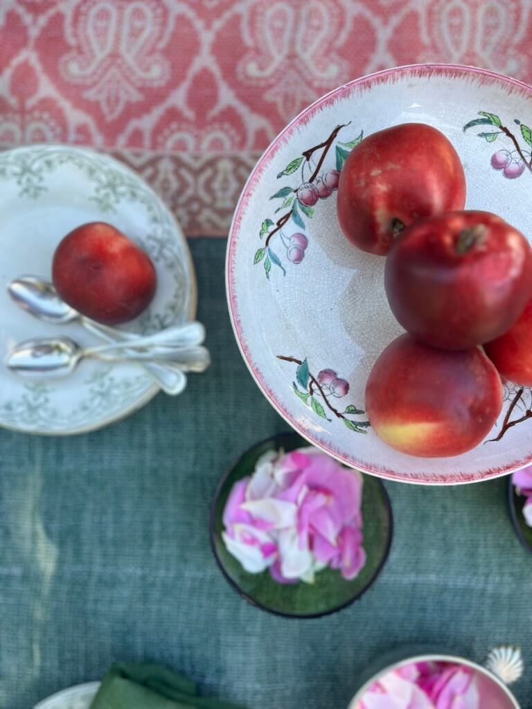 Vaisselle ancienne fleurie dans une décoration de table vintage française