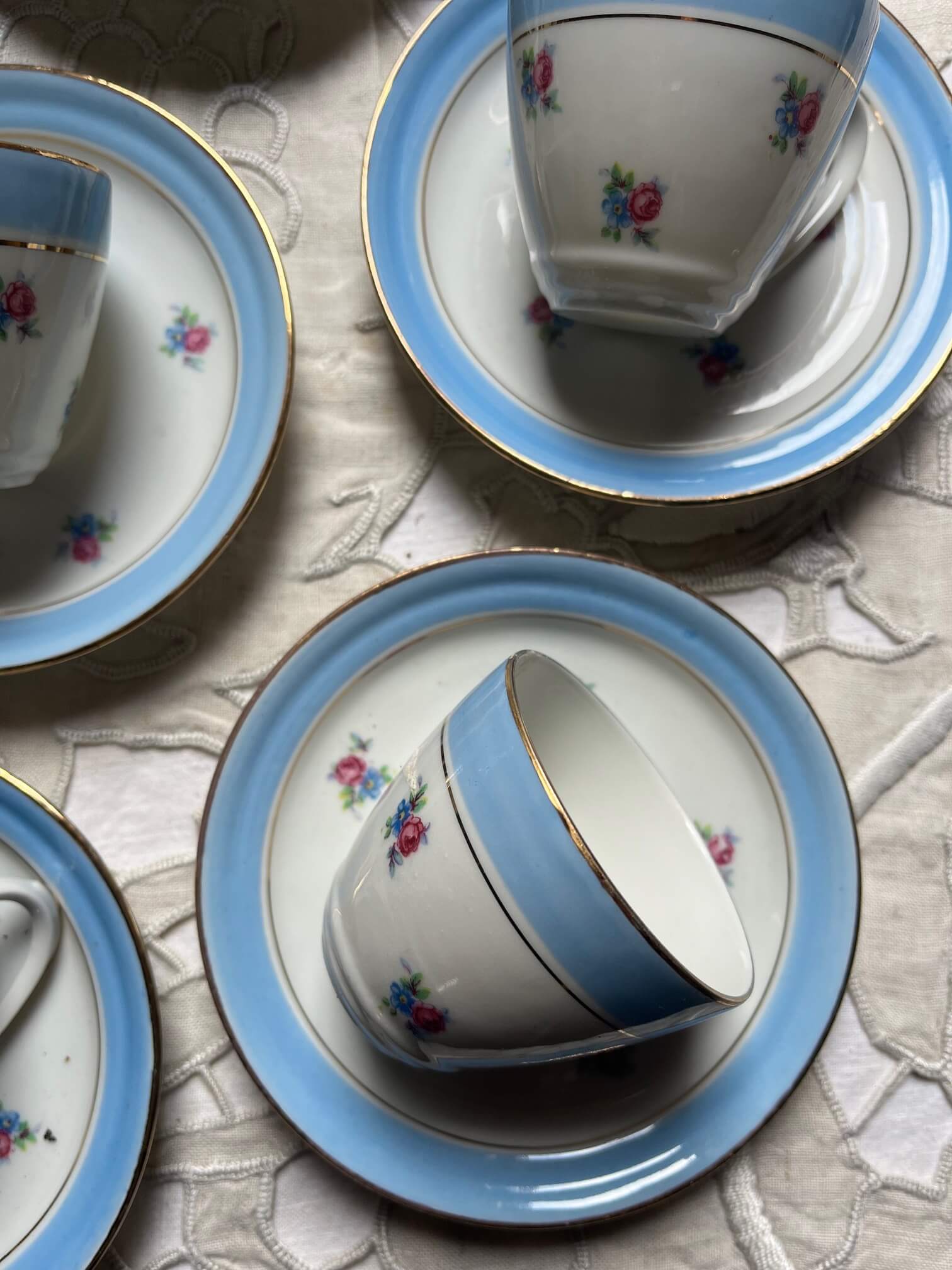 Service à café ancien composé de 8 tasses et soucoupes assorties