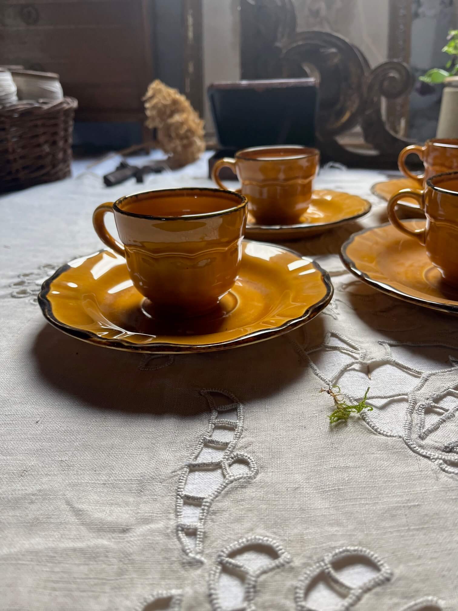 Vaisselle ancienne pour le café, tasses jaunes avec soucoupes