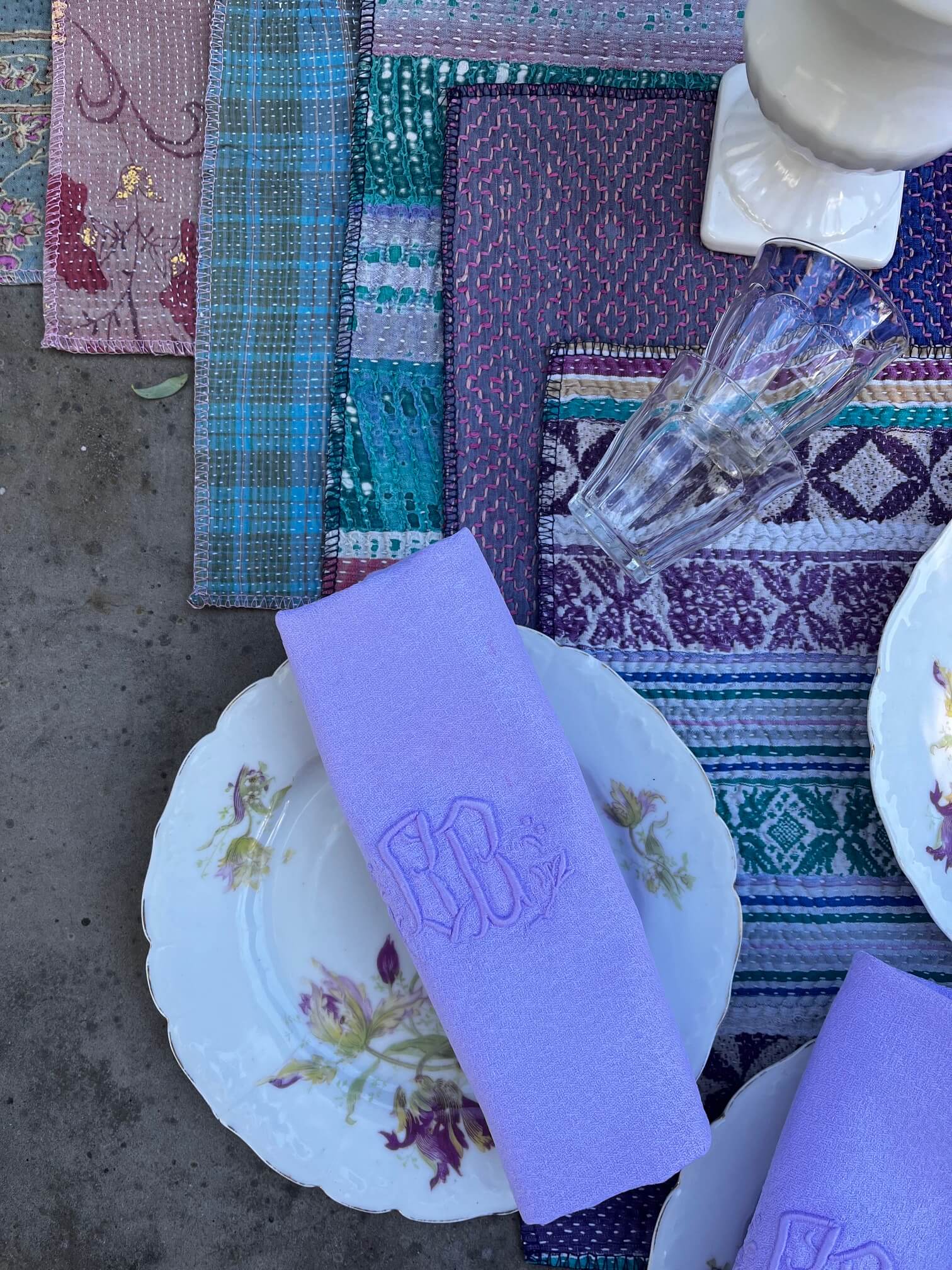 Vaisselle française ancienne à décor floral mauve et romantique