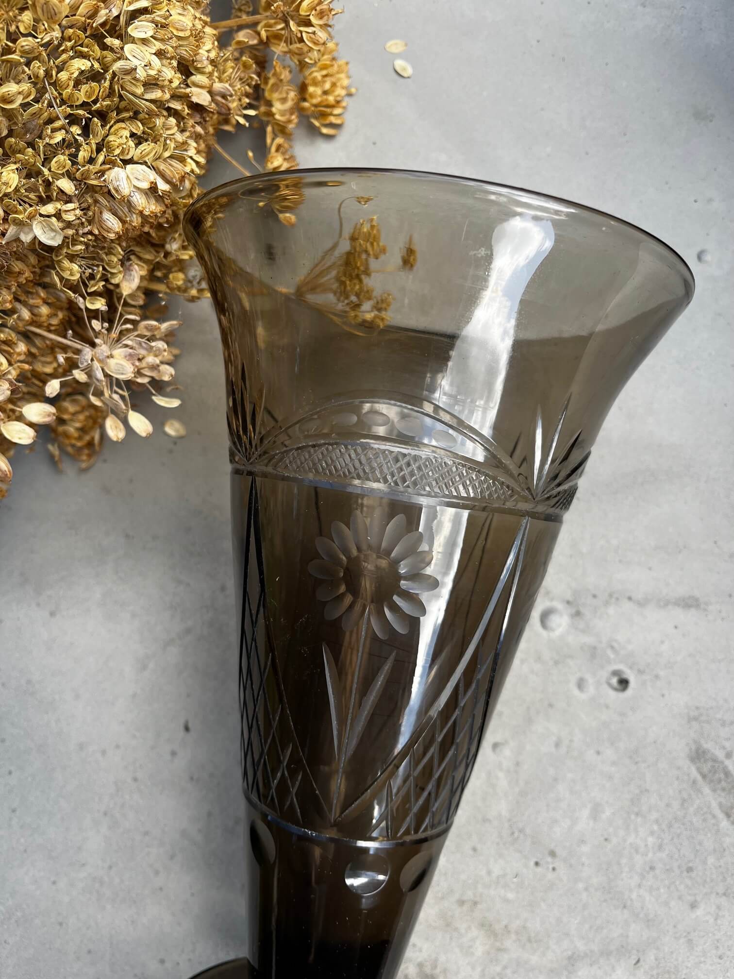 Détail du vase en verre 26x15 cm, design épuré et transparent pour décoration maison