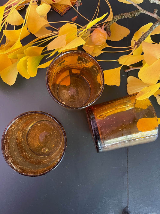 Lot de trois verres à eau anciens ambrés bullés style Biot