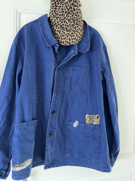 Veste bleu de travail vintage peinte à la main avec motif léopard – pièce unique artisanale