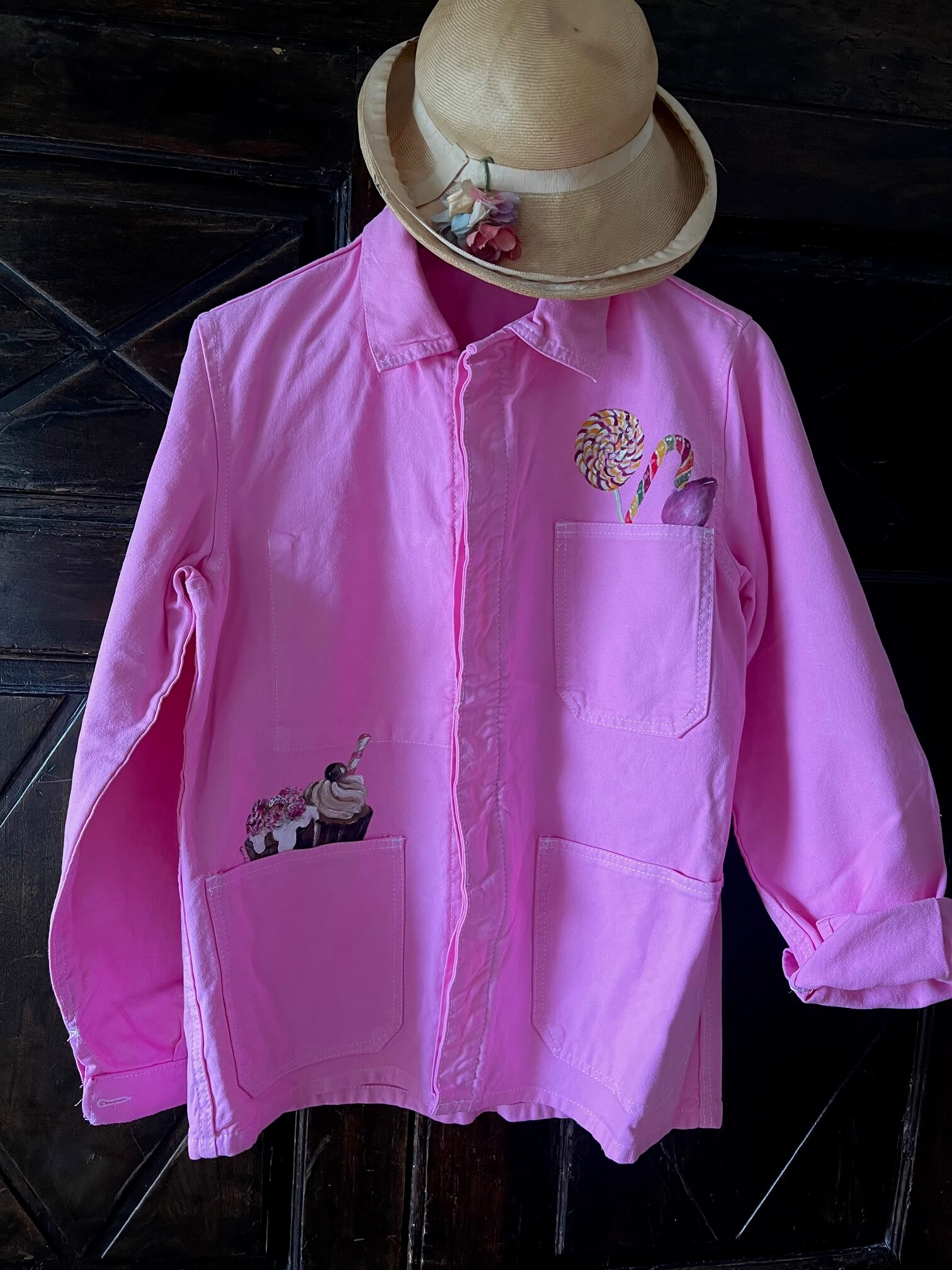 Veste de travail en coton rose teinte à la main, peinte avec des motifs gourmands – taille M, pièce unique