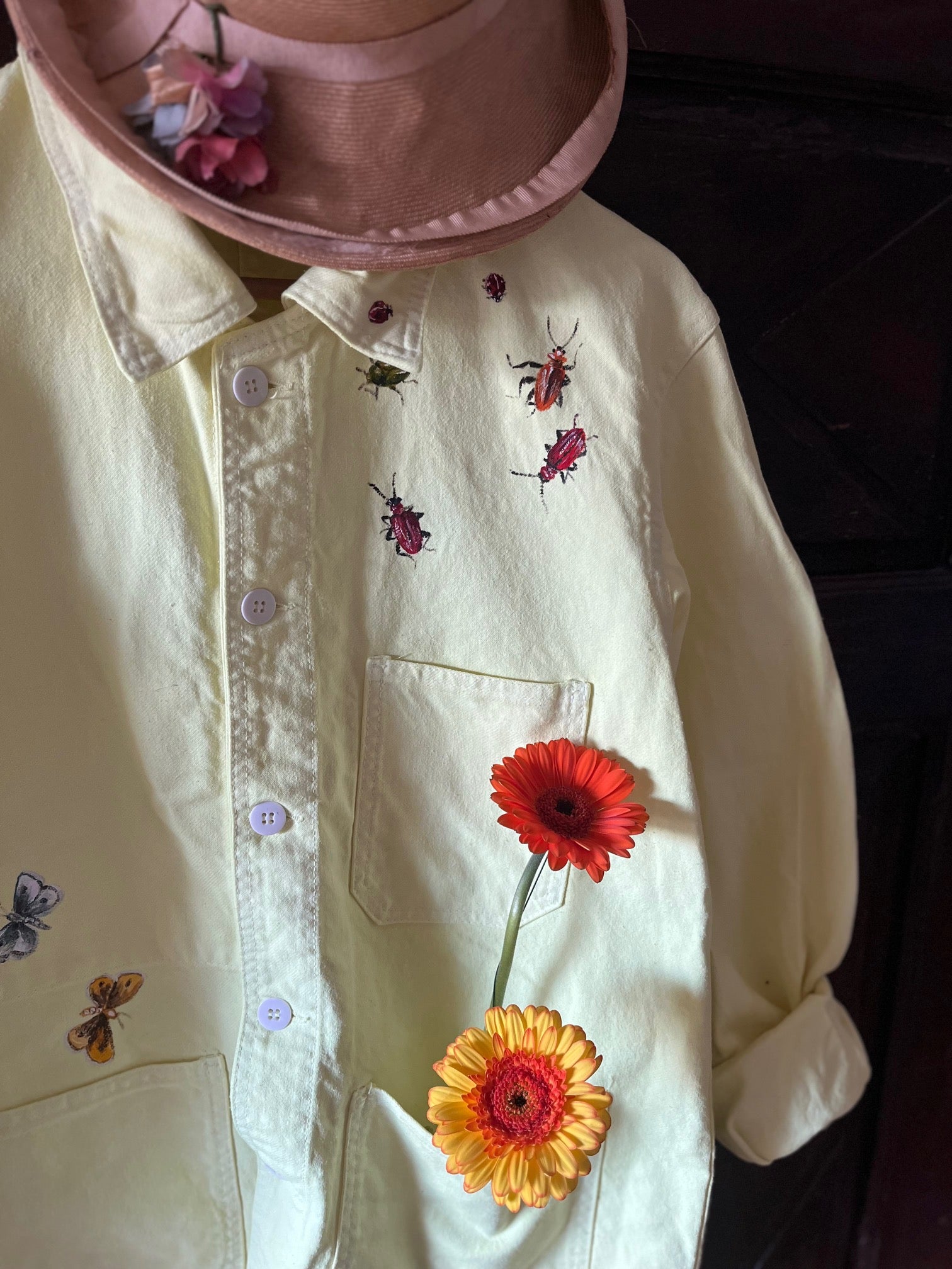 Veste de travail revisitée avec motifs peints main – pièce joyeuse et unique
