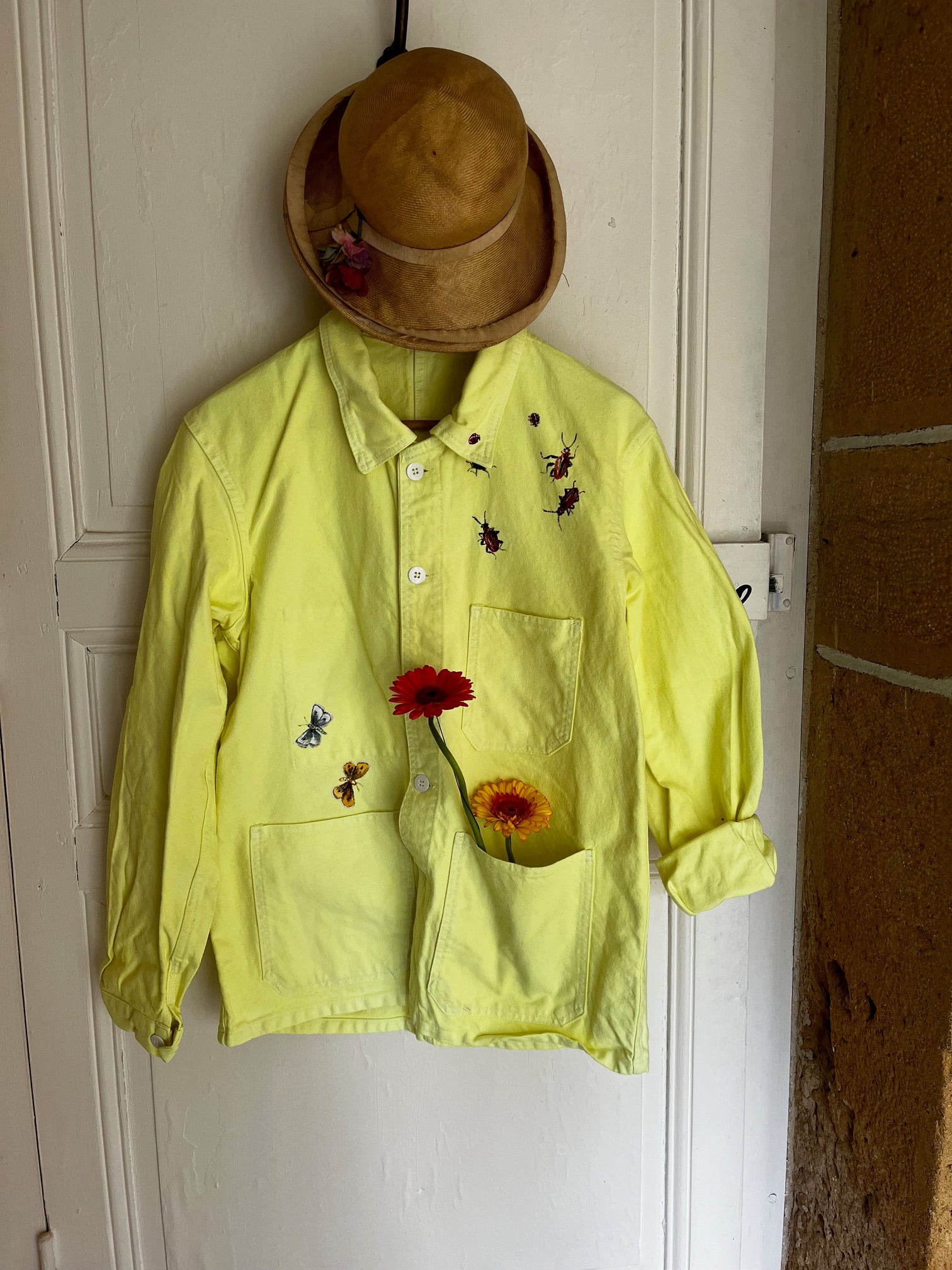 Veste jaune en coton peinte à la main avec insectes, fleurs en poches – pièce unique taille M