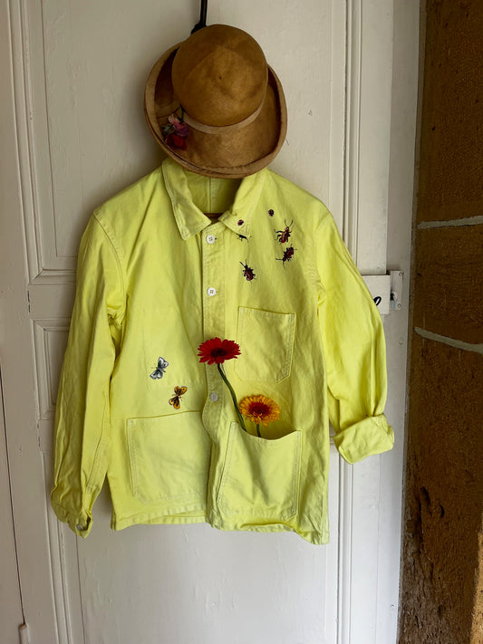 Veste jaune en coton peinte à la main avec insectes, fleurs en poches – pièce unique taille M