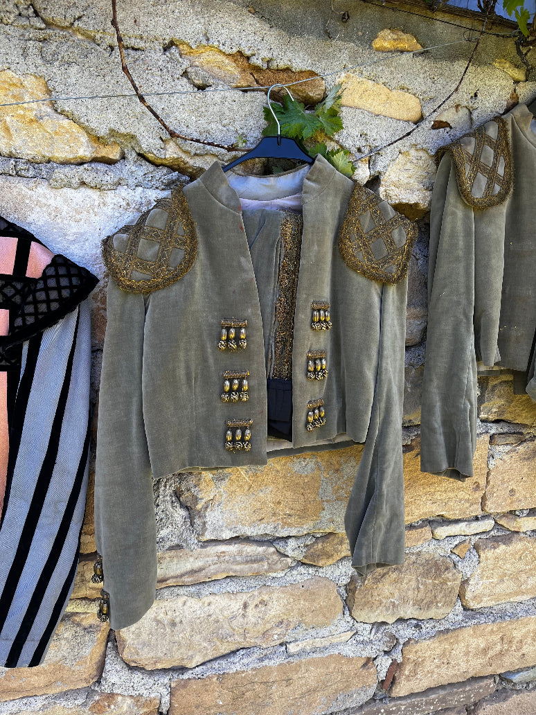 Vestes théâtrales anciennes style torero pour cinéma et scénographie